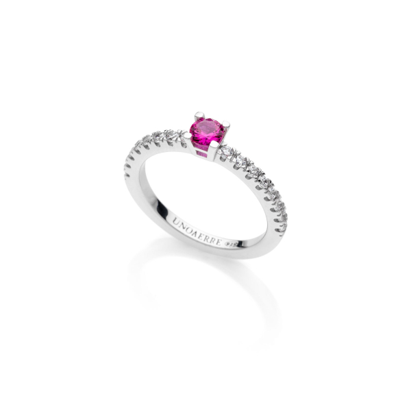 Anello solitario in argento con pietra rosa